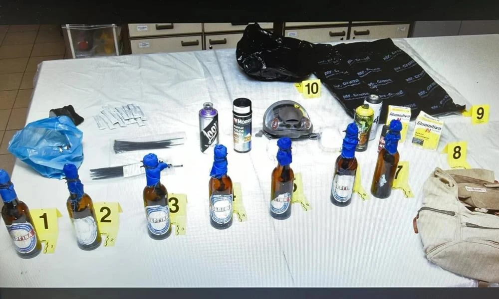 ΑΠΘ: Ελεύθερη με απαγόρευση εξόδου από τη χώρα η 28χρονη για τις μολότοφ